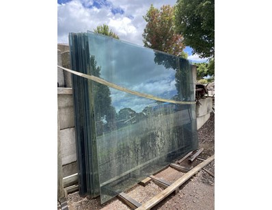 UNRESERVED Glass Panels (ON3748) - Lot 2